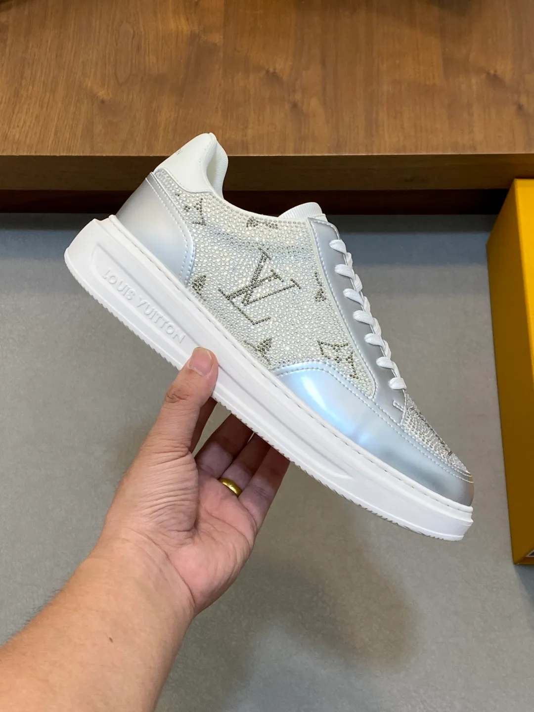 Men's shoes 💰760¥ ••New arrivals•• 2025FW•LV TRAINER hot diamond starry 💎retro sneakers! Lou* V～Made in Wanduan️original and authentic goods! Original imported top-grade anti-velvet cowhide • Hot-stamped imported Czech diamonds 💠 Fabric mesh lining for feet ➕ Original TPU combination sole ~ Lasting technology • Comfortable and durable!  Size: 38-44 (Male 45 46 customized)
